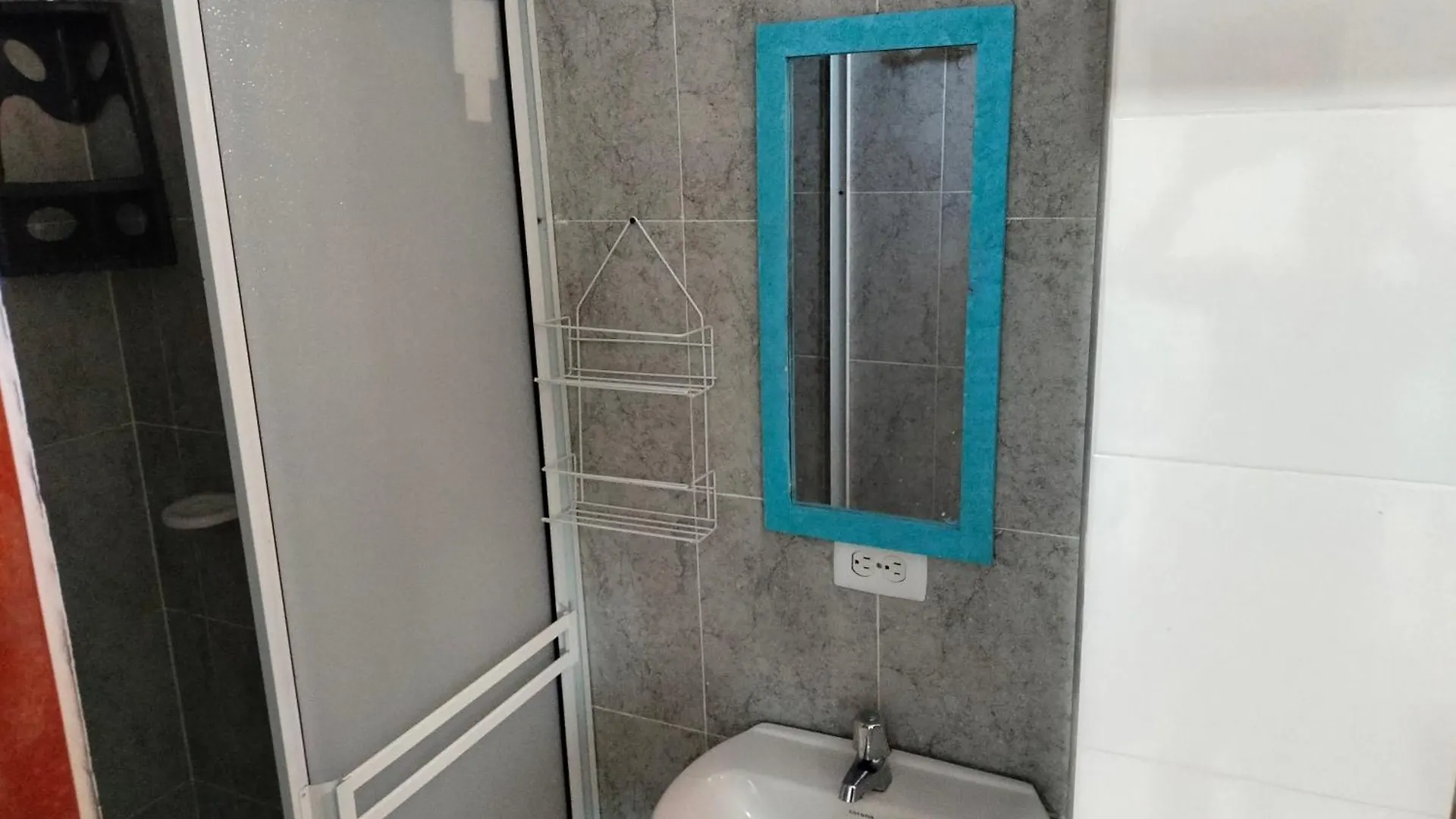 Habitaciones Y Apartamento Fania Gaira Guest house